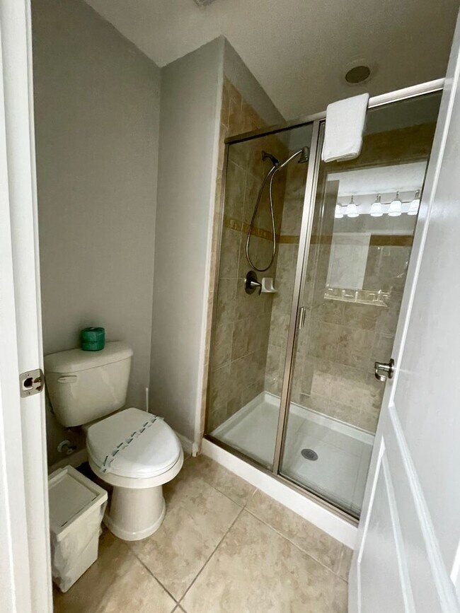 Building Photo - RENOVATED 4 bed 3 bath Completely FURNISHED with Private Pool in Resort Community