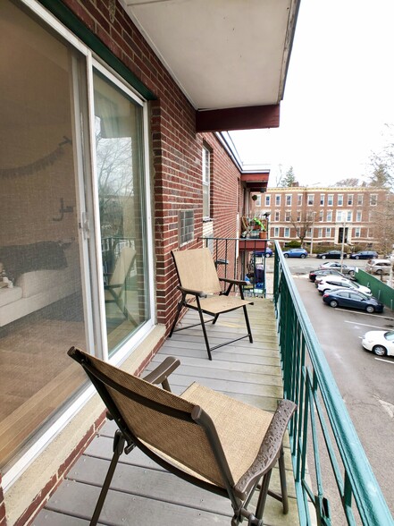 Building Photo - 804 Centre St