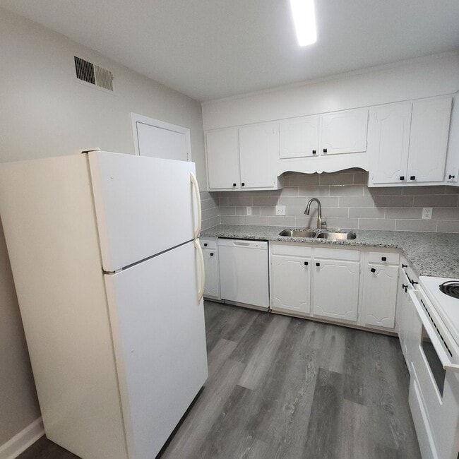 Building Photo - 2 Bedroom Townhouse Apartment FOR RENT in ...
