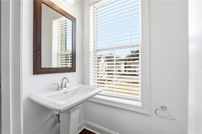 Building Photo - 3619 Myron Pl