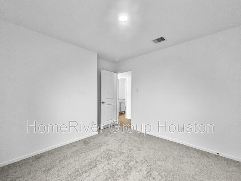 Building Photo - 5823 Standpiper Lp