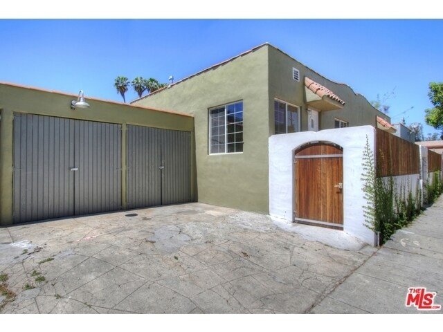 storage space and shared parking area - 1876 Ripple St