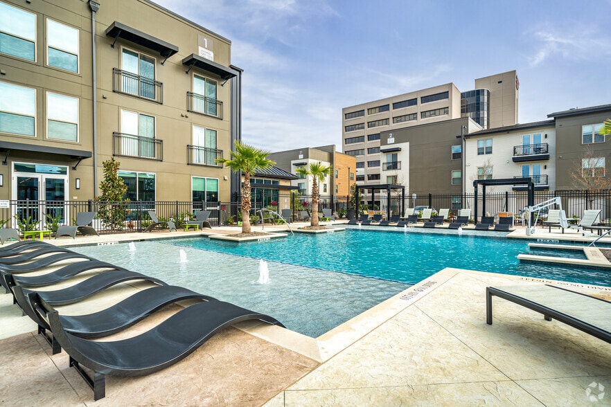 Pool - MAA Park Point