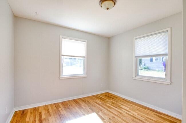 Building Photo - 3 Bedroom Single Family Rental - Fenced in yard