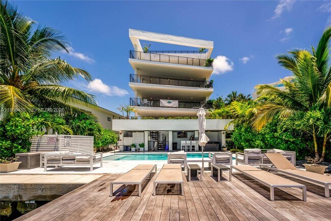 Building Photo - 1930 Bay Dr