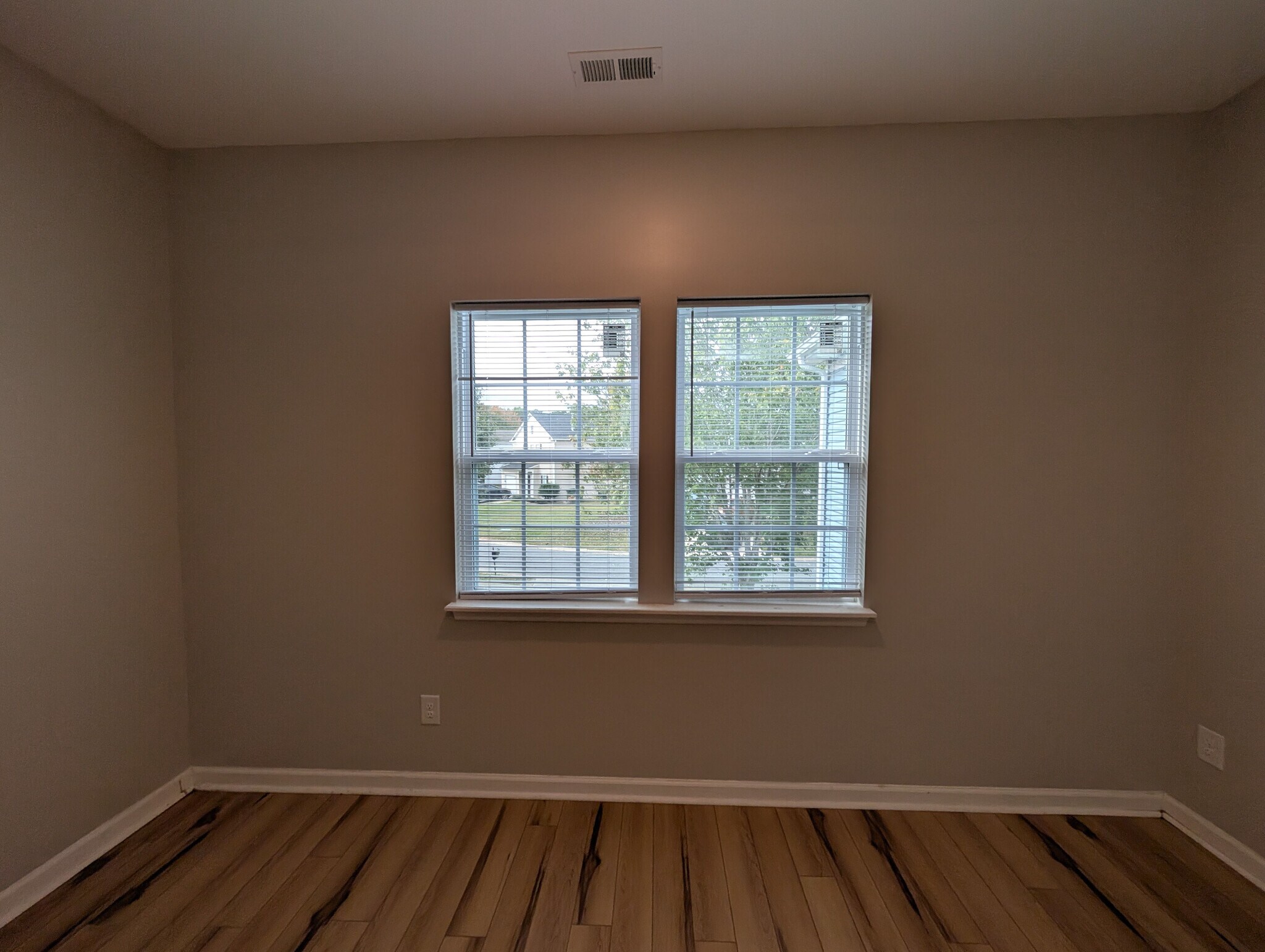 Building Photo - Room in House on Stone Mountain Dr