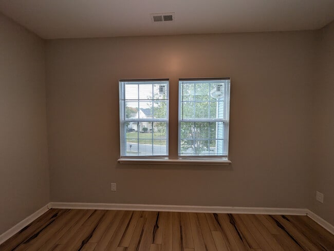 Building Photo - Room in House on Stone Mountain Dr