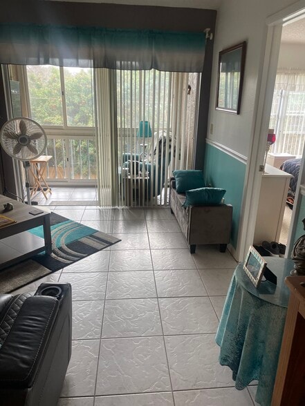 Living RM Vaulted Ceiling - 6424 Spring Flower Dr