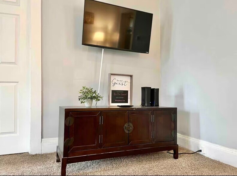 Building Photo - 10702 Lamontier Ave