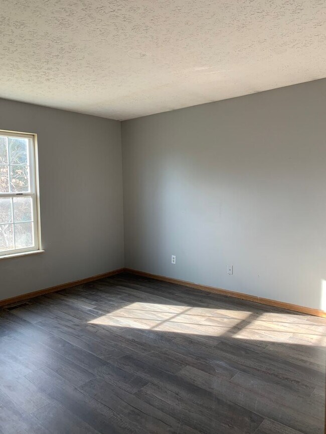 Building Photo - Beautiful 3 bed home 2 bath house w/ attac...