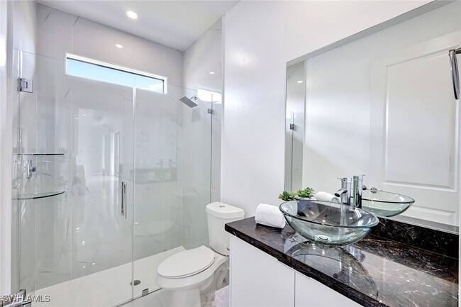 Building Photo - 502 SW 25th Pl