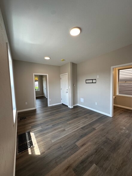 Building Photo - 1366 3rd Ave