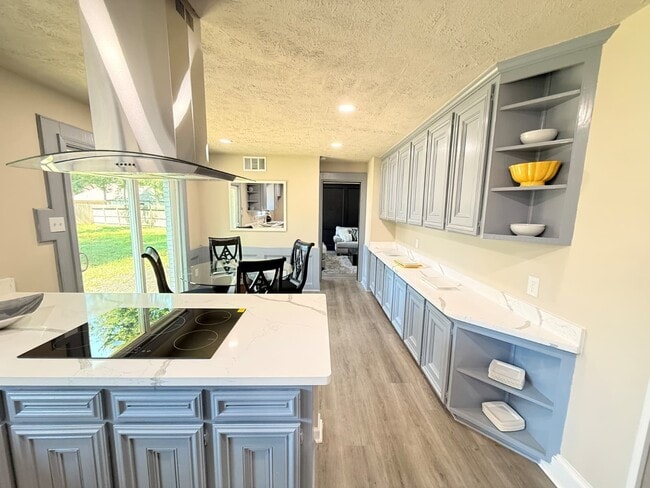 Building Photo - 1711 Surrey Ct