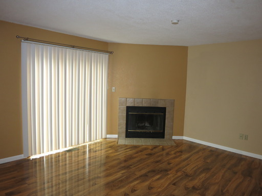 Building Photo - 2BR/2.5BA Townhome in gated community