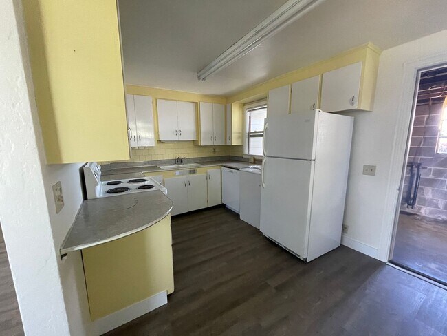 Building Photo - 3 bedroom 1 1/2 bath newly remodeled Roseb...
