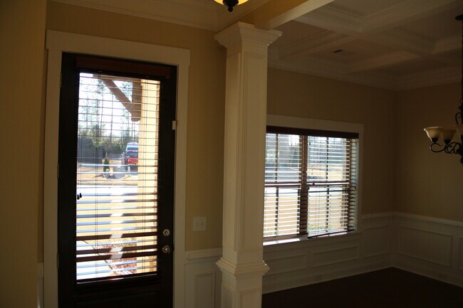 Building Photo - Executive Rental in Cypress Point S/D