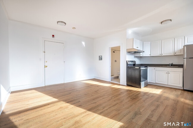 Building Photo - 406 Main St