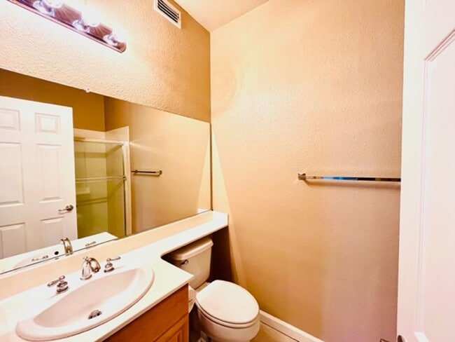 Building Photo - Beautiful 3BD/3BA, Two-Story Corner Unit C...