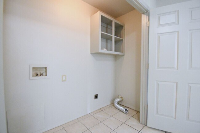 Building Photo - Move-In Ready, Beautifully Updated 3BR/2BA Home, HUD Accepted