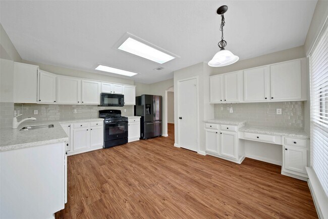 Building Photo - 1427 Redwood Village Cir