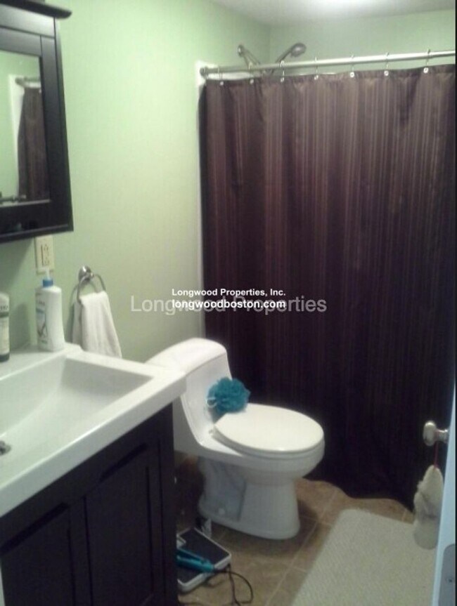 Building Photo - 200NH