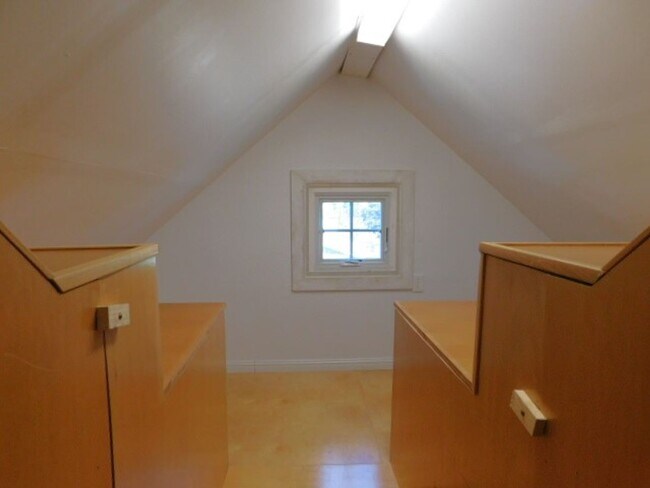 Building Photo - 3Bd/1Ba Two Story House w/ Basement - Avai...