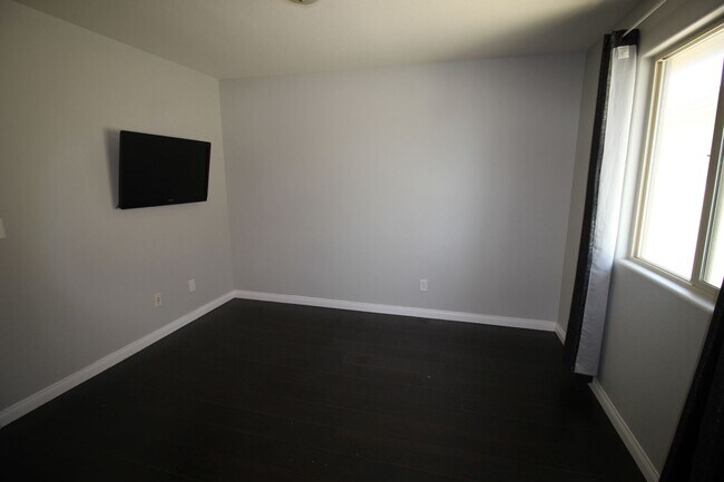 Building Photo - Spacious 4BR/3.5BA Home with Loft – Prime ...