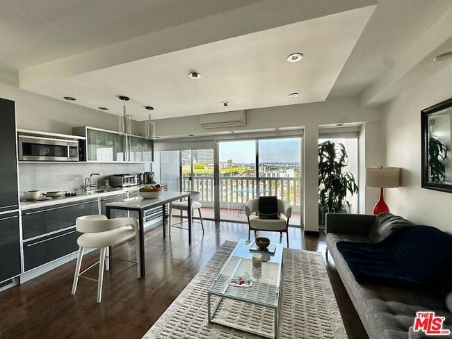 Building Photo - 999 N Doheny Dr