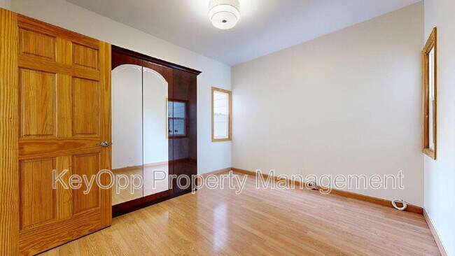 Building Photo - 806 34th Ave