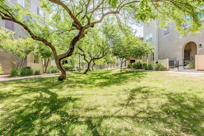 Building Photo - Great 3 Bedroom Townhome - NEW Carpet!