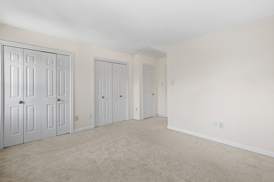 3rd floor Primary suite w/2 custom closets and en suite batb - 1140 N Taylor St