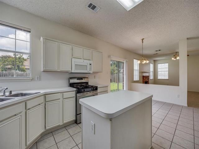 Building Photo - 833 Bellflower Dr