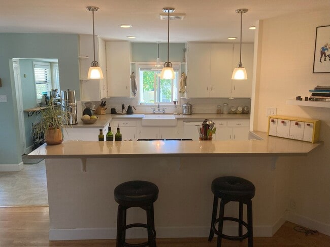 Building Photo - Beautiful Home Walking Distance To Town an...