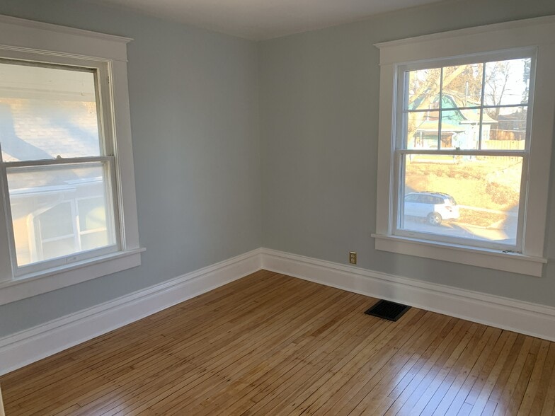 Building Photo - 628 37th St