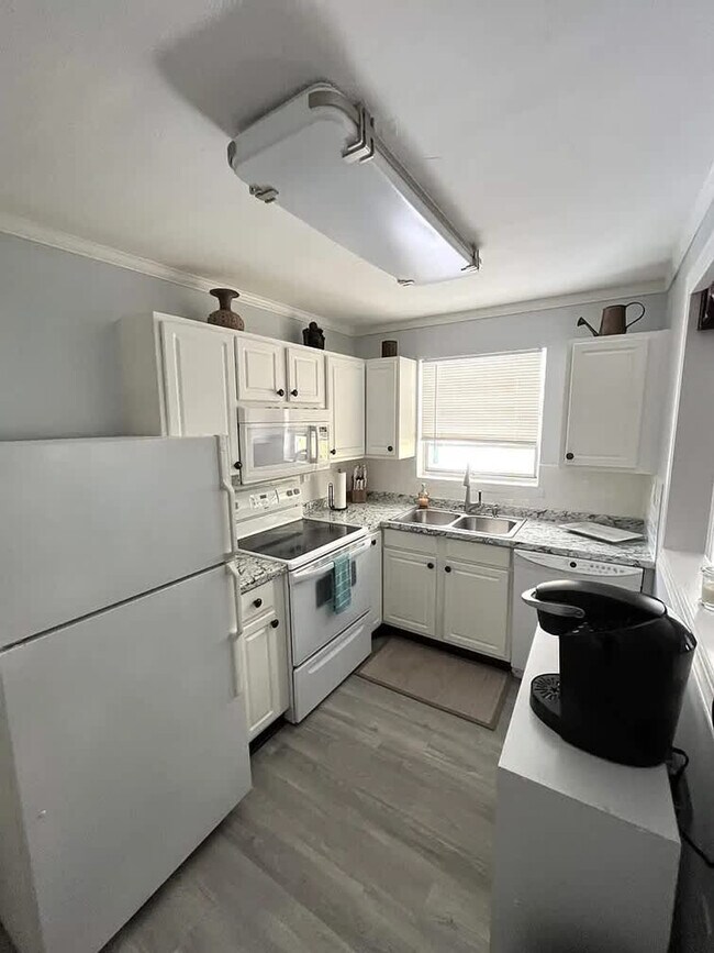 Building Photo - 140 McLeod St