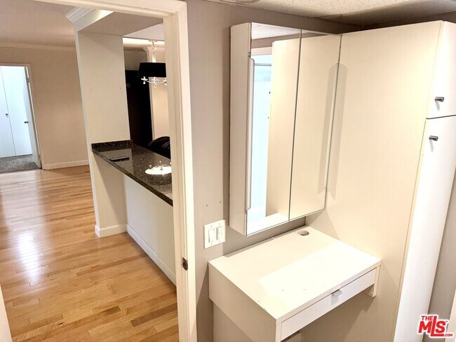 Building Photo - 950 Kings Rd