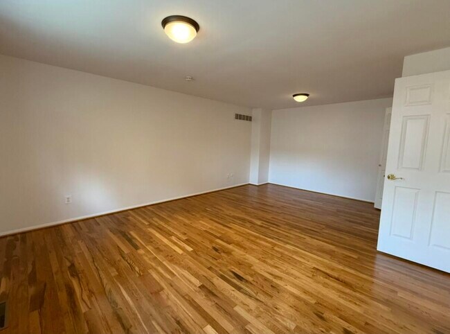 Building Photo - 519 Longshore Dr