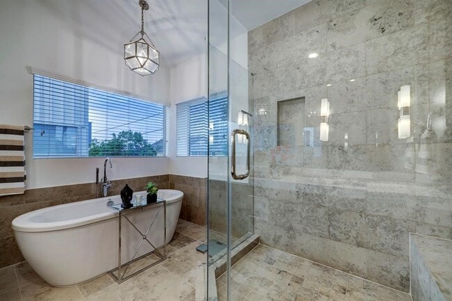 Building Photo - 2007 Brun St