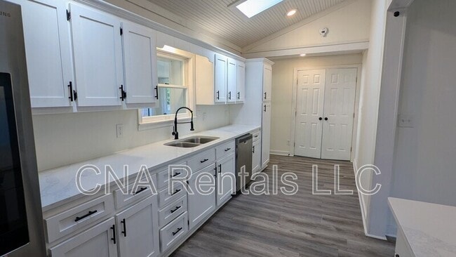 Building Photo - 4444 Hide a Way Dr