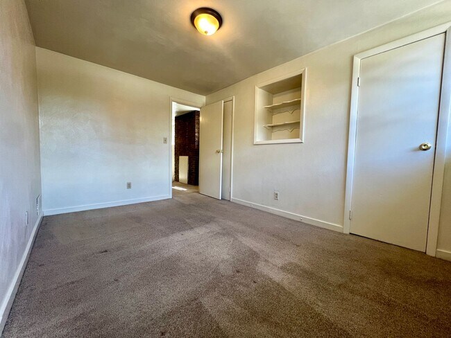 Building Photo - Large 1 BR Apartment in Lovely South Oakla...