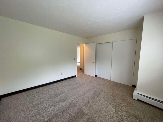 Building Photo - 385 Huse Rd