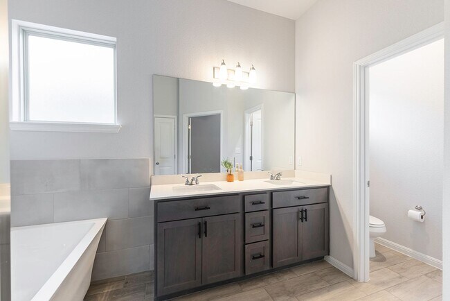 Building Photo - Amazing 5 Bedroom Home - Georgetown