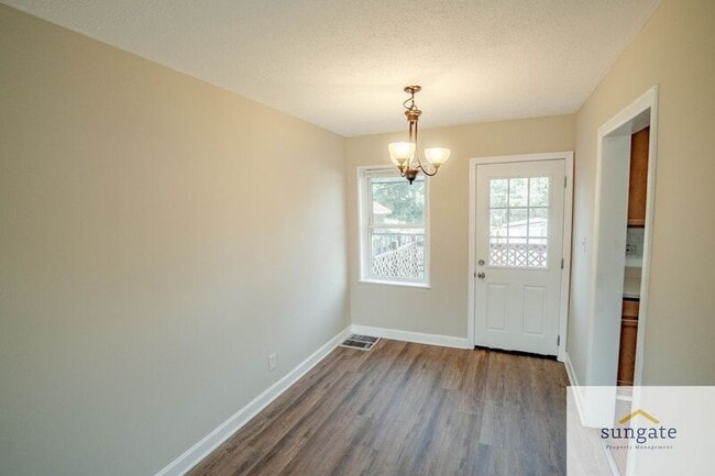 Building Photo - 5318 Patrick Henry Dr