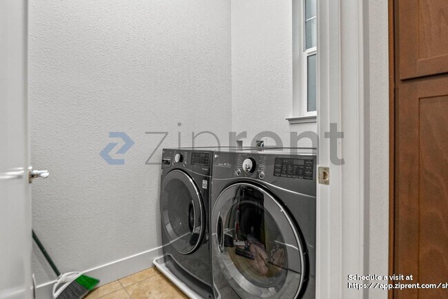 Building Photo - 2008 Confidence Wy