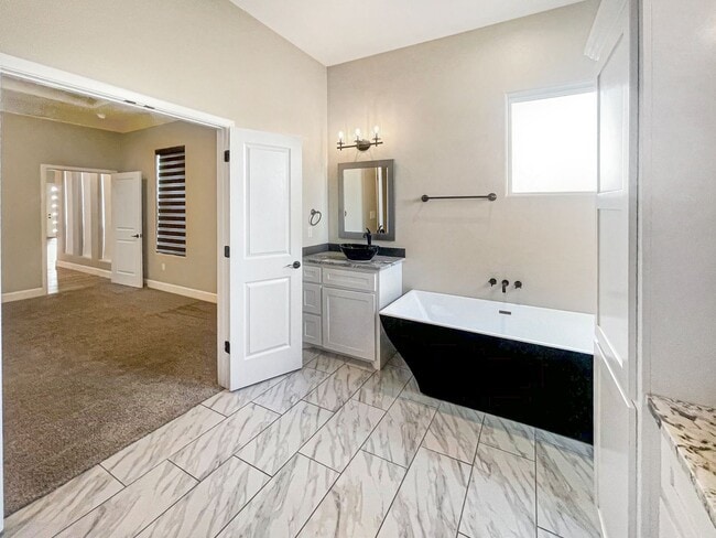 Building Photo - 1124 W Mesa Verde Dr