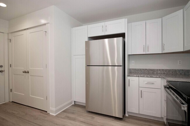 Building Photo - Lux Three Bedroom Townhouse in Sherrills Ford