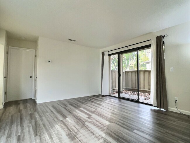 Building Photo - 1 Bed/1 Bath Updated Condo with Great Amen...