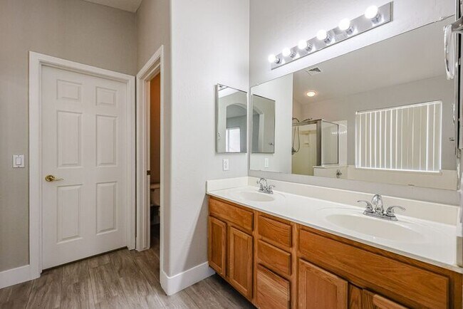Building Photo - Beautiful 4 Bed 2000+ SFT property in Wind...