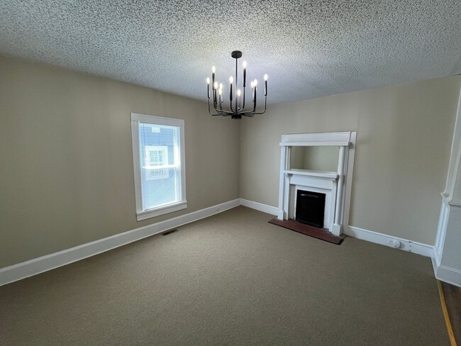 Building Photo - Newly Renovated 2 Bedroom Bungalow!!!