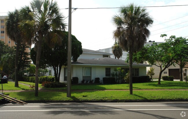 Building Photo - 1121 Beach Dr NE